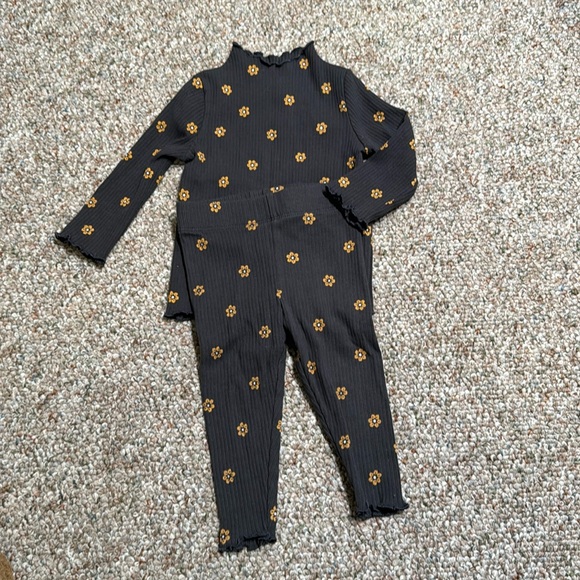 2 baby girl outfits size 6-9m - Picture 1 of 5